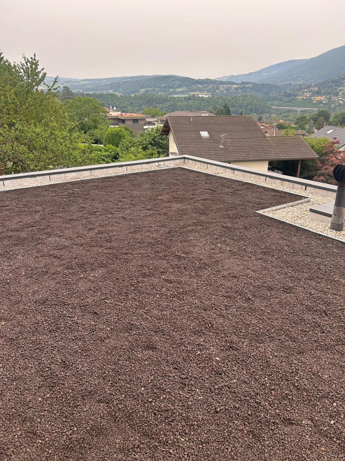 Toiture-terrasse avec granulats et bordures de gravillons, photographiée sur un chantier S.D.E